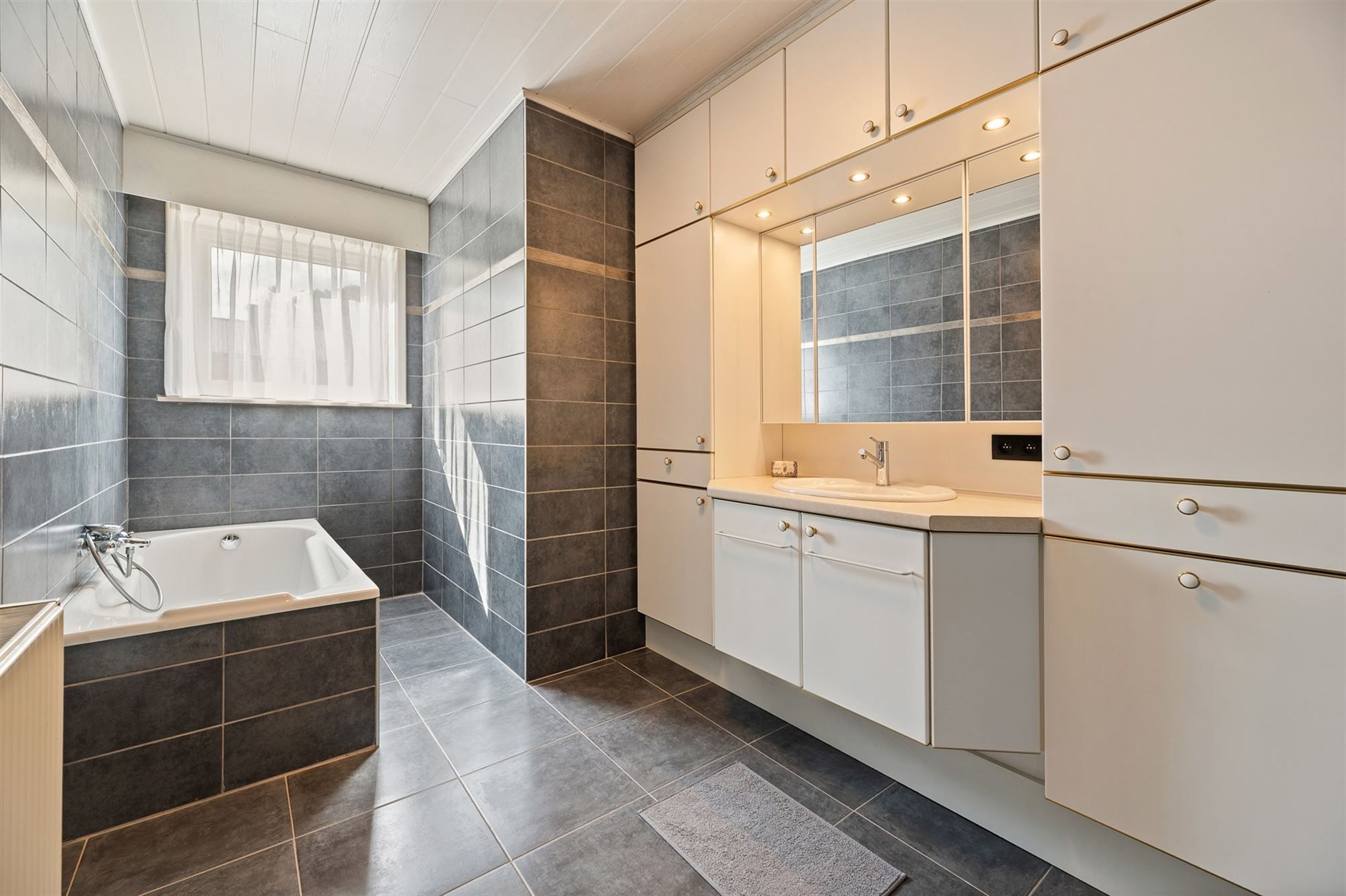 ZEER RUIME EN RECENT GERENOVEERDE WONING OP EEN PERCEEL VAN 2367m² UITGERUST MET EEN VERGUNDE PAARDENSTAL EN ACHTERLIGGENDE WEIDE foto 14