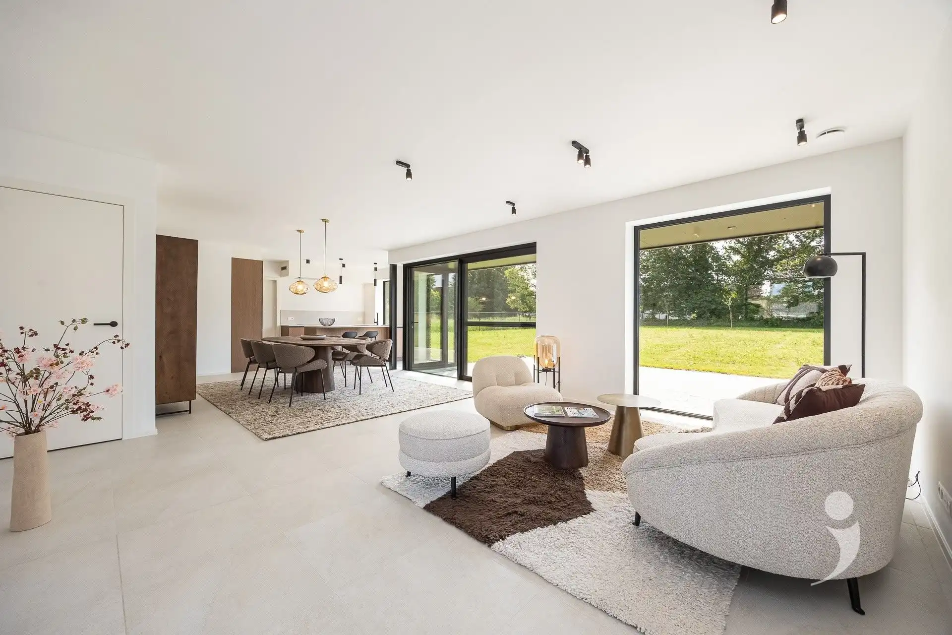 Ruime nieuwbouwwoning met prachtige tuin! foto 8