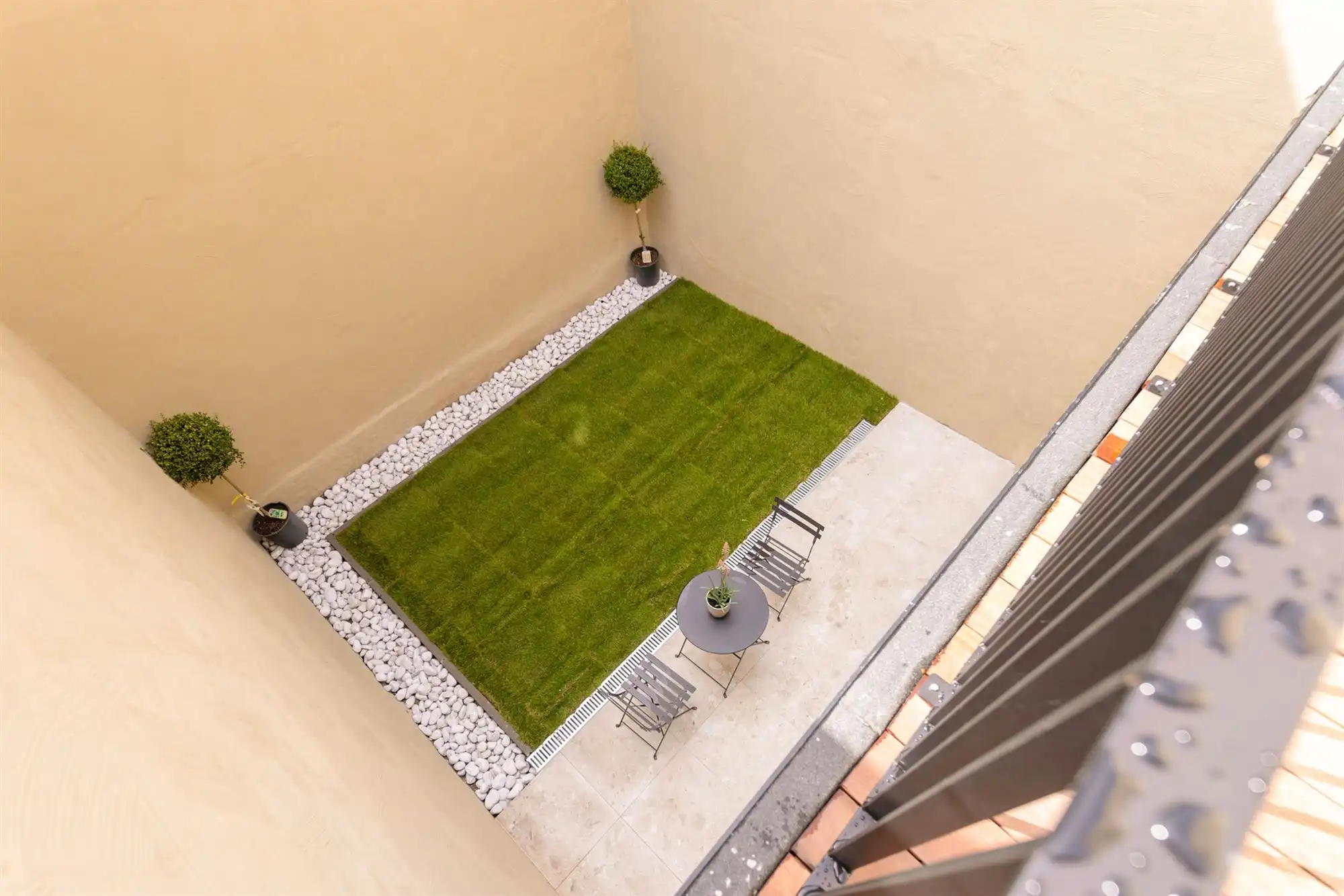 Gerenoveerd appartement met gezellige stadstuin foto 16