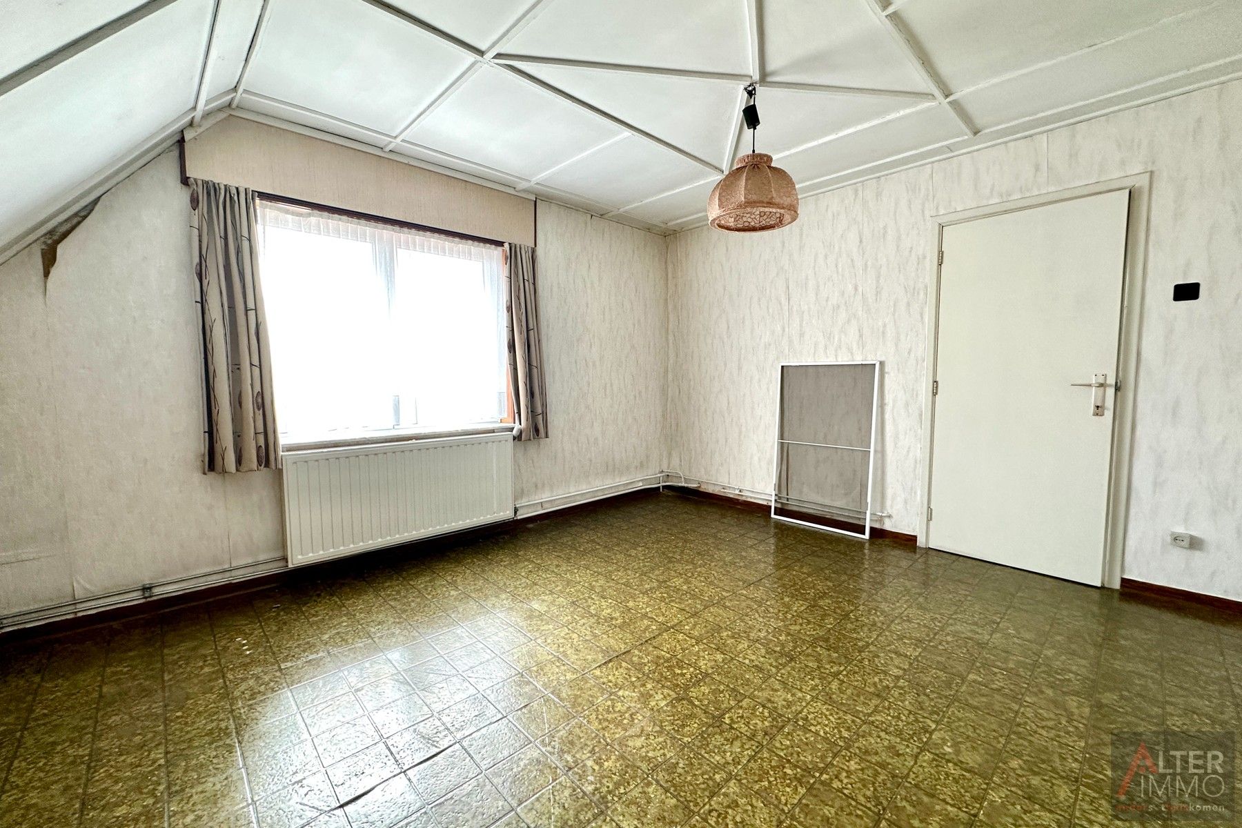Te renoveren woning uit 1949 met achterbouw en garage op een hoekperceel van 5a 24ca. Deze open bebouwing ligt in een residentiële buurt. foto 17