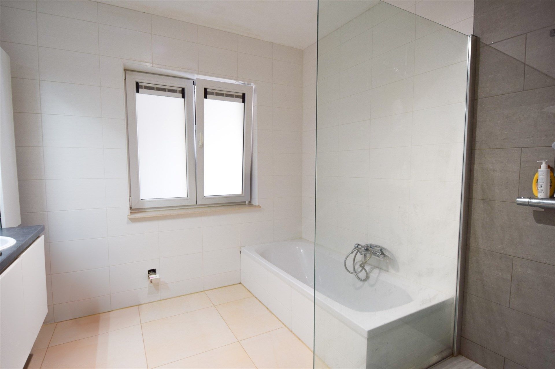 Twee slaapkamer appartement centraal gelegen in de dorpskern van Sint-Gillis-Waas! foto 8
