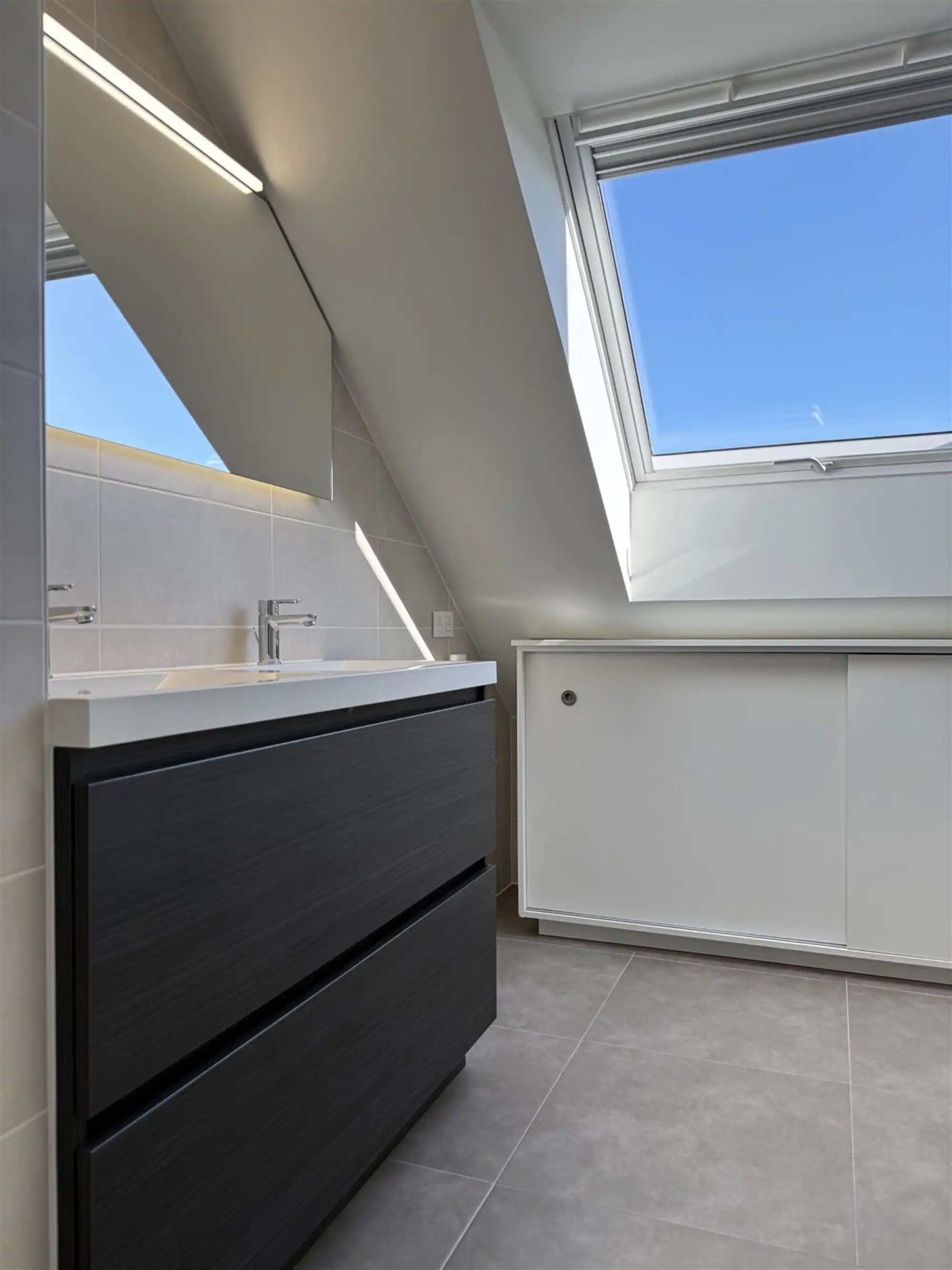 Recent, instapklaar APPARTEMENT met 2 slaapkamers, terras & overdekte autostaanplaats foto 9
