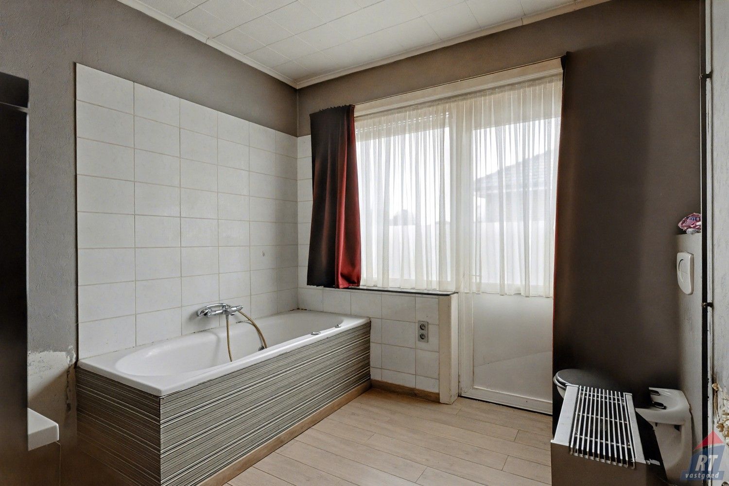 Gelijkvloerse halfopen woning met tuin en renovatiepotentieel in het hart van Sint-Truiden foto 11