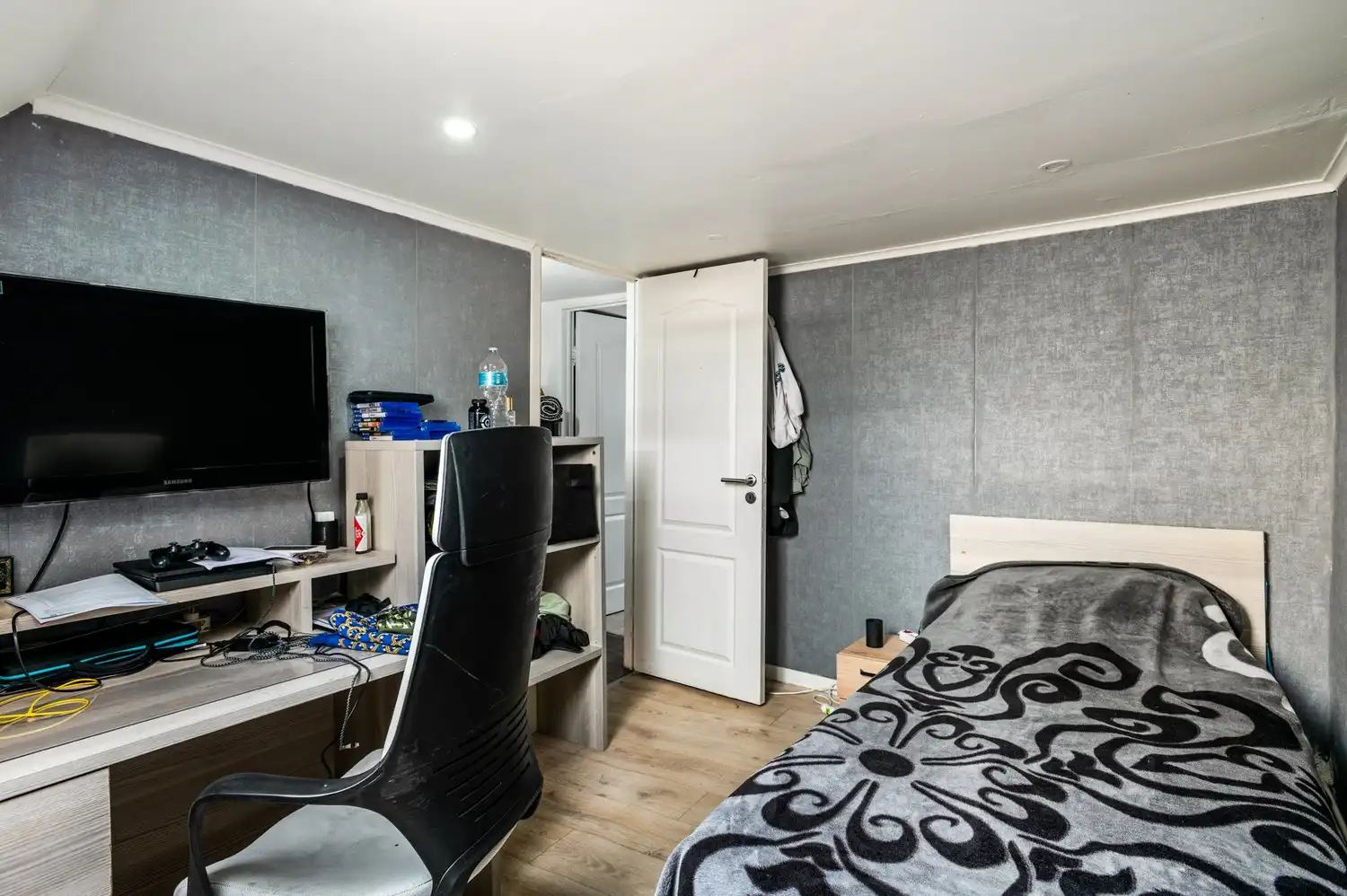 Huis op centrale locatie met veel potentieel! foto 13