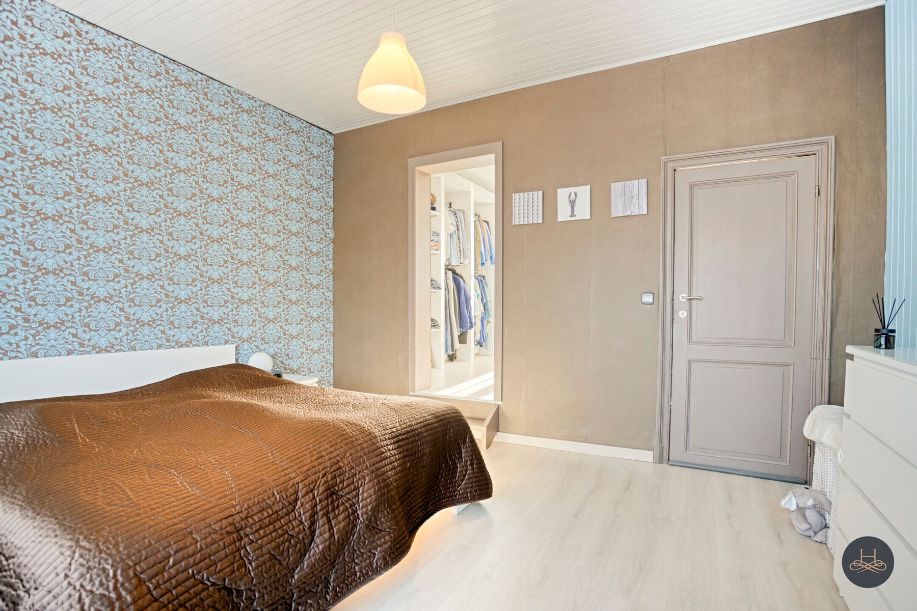 Instapklare ruime woning met tuin, oprit en royale garage foto 23