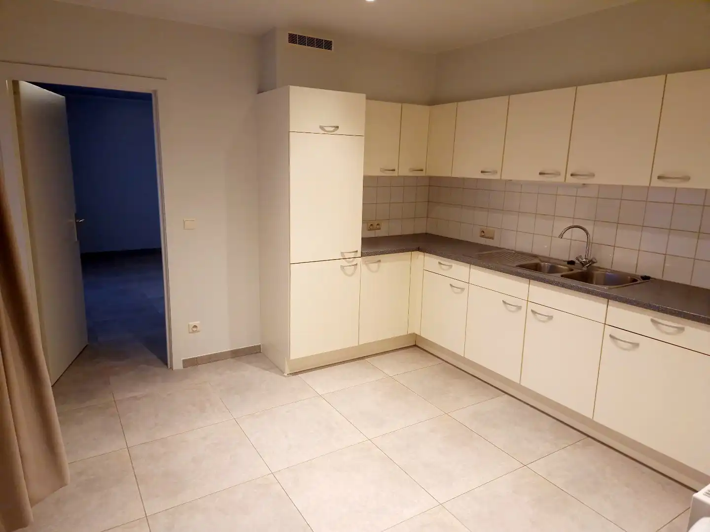 ZEER RUIM TWEE SLAAPKAMER APPARTEMENT OP HET GELIJKVLOERS foto 4
