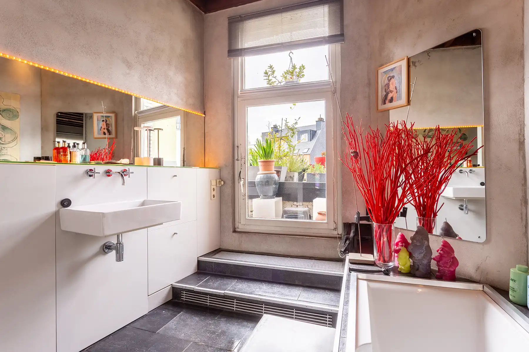Authentieke woning met winkel en zicht op de Sint Pauluskerk. foto 14