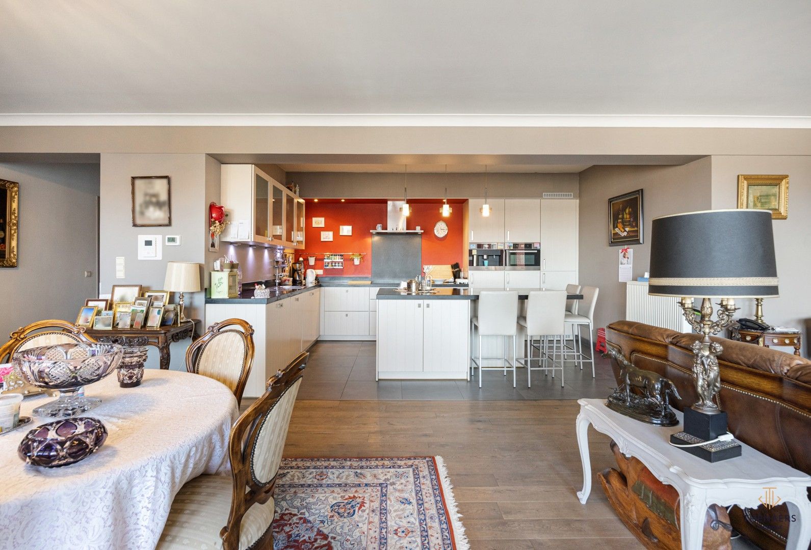 Zeer ruim appartement met 3 slaapkamers & 2 autostaanplaatsen op toplocatie. foto 4
