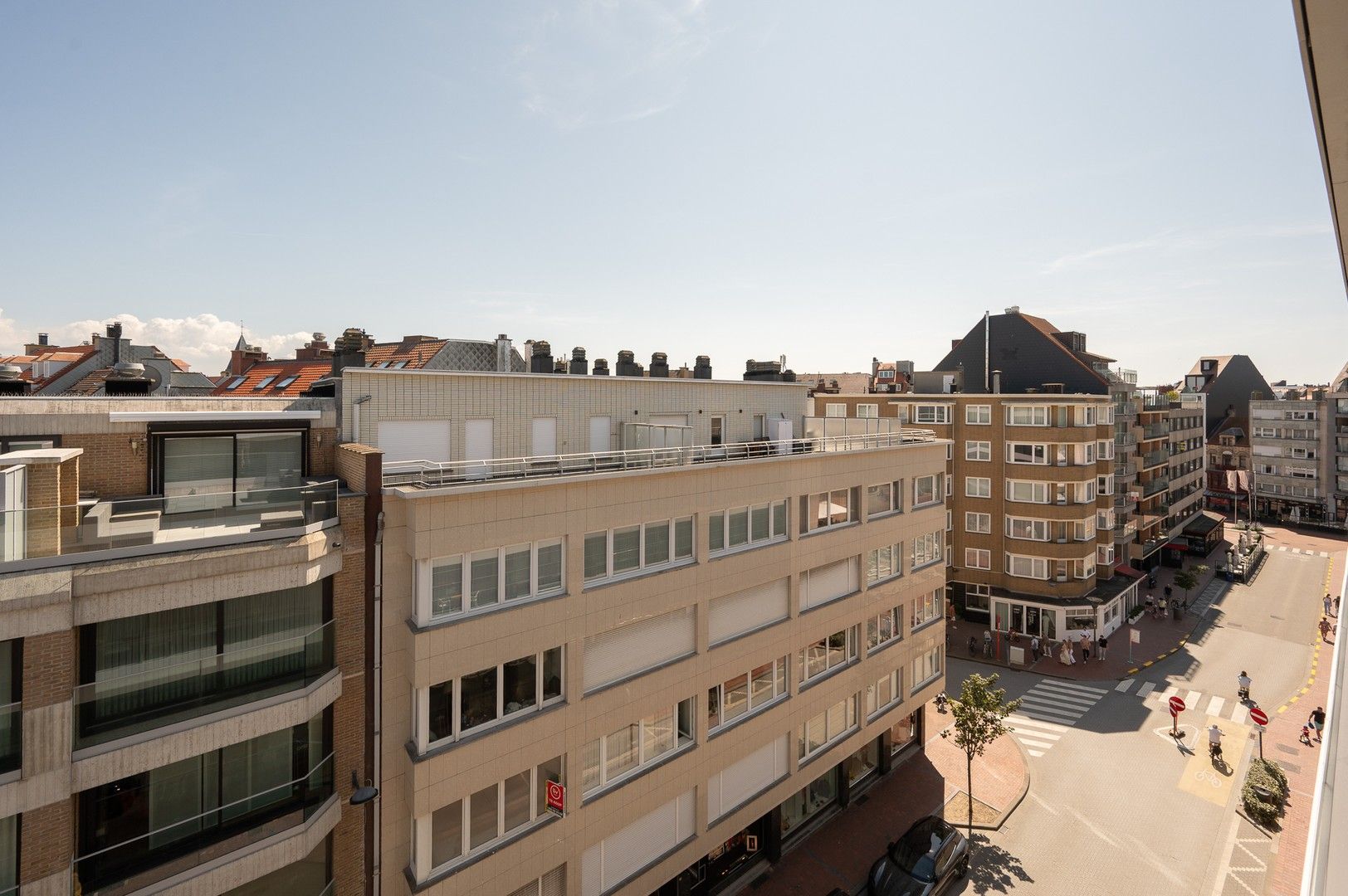 Volledig gerenoveerd appartement met zuidgericht terras heel centraal gelegen op de Kustlaan. foto 3