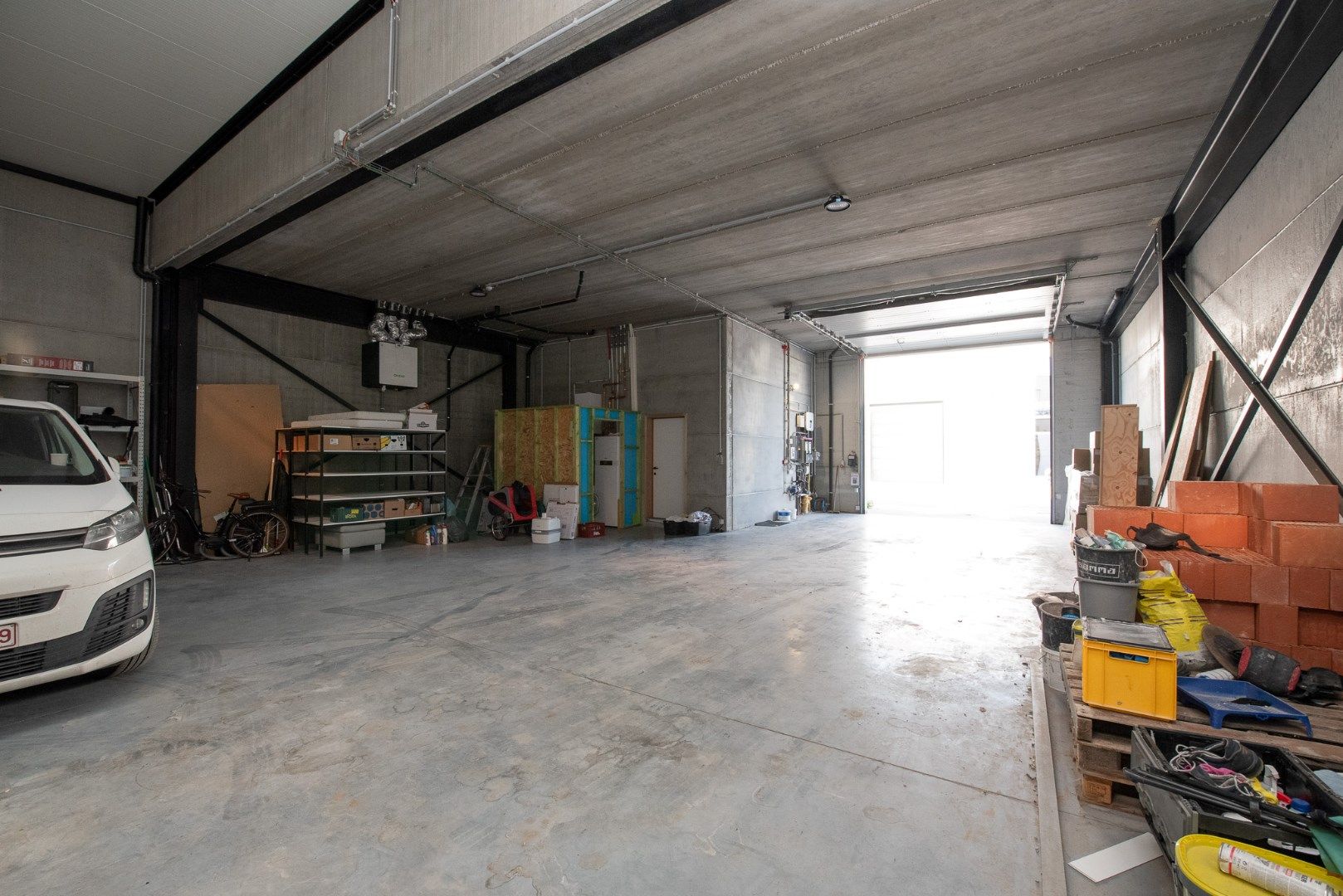 Te Koop in het Saspark te Ooigem: Nieuwbouw KMO-unit (240m²) met prachtige loft (135m²) met zonneterras! foto 3