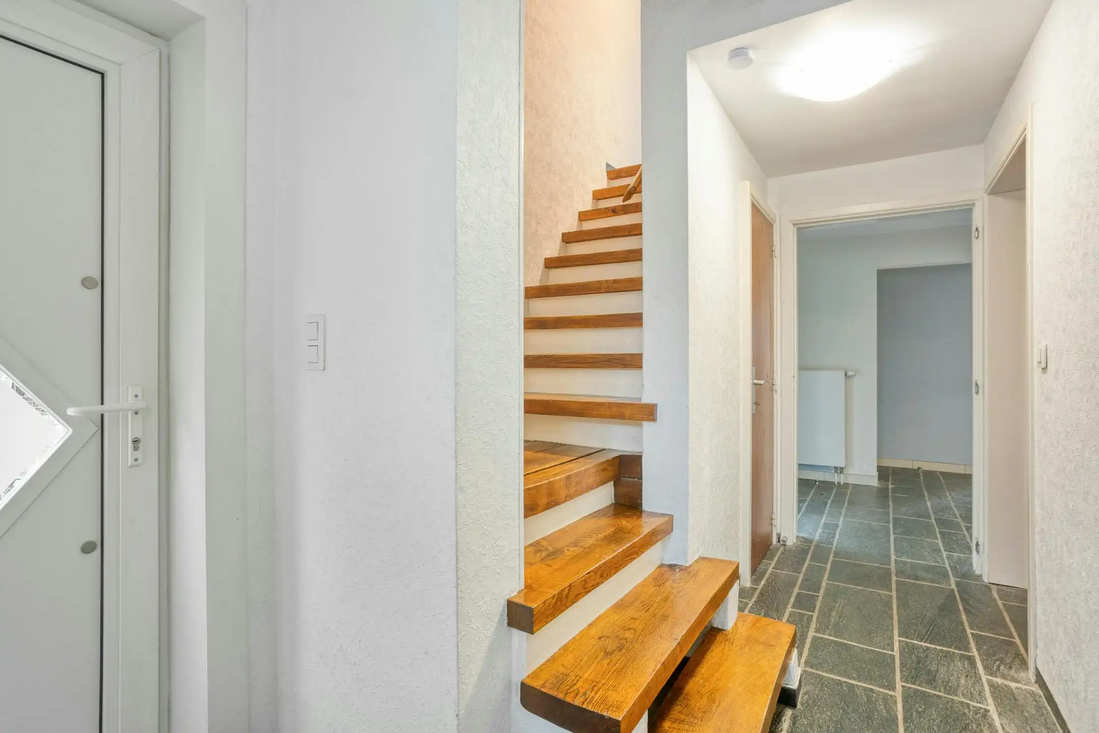 Driegevelwoning met extra studio/kantoor of praktijk, op een toplocatie in het centrum van Grimbergen! foto 4