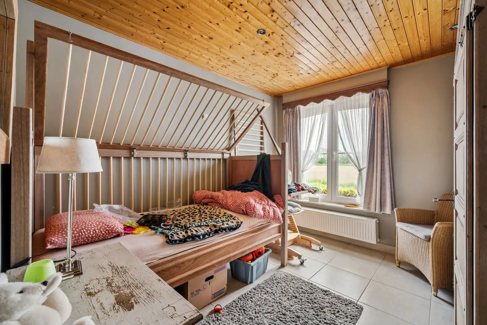 Villa met 2 slaapkamers, ruime zolderverdieping, garage en tuin. foto 8