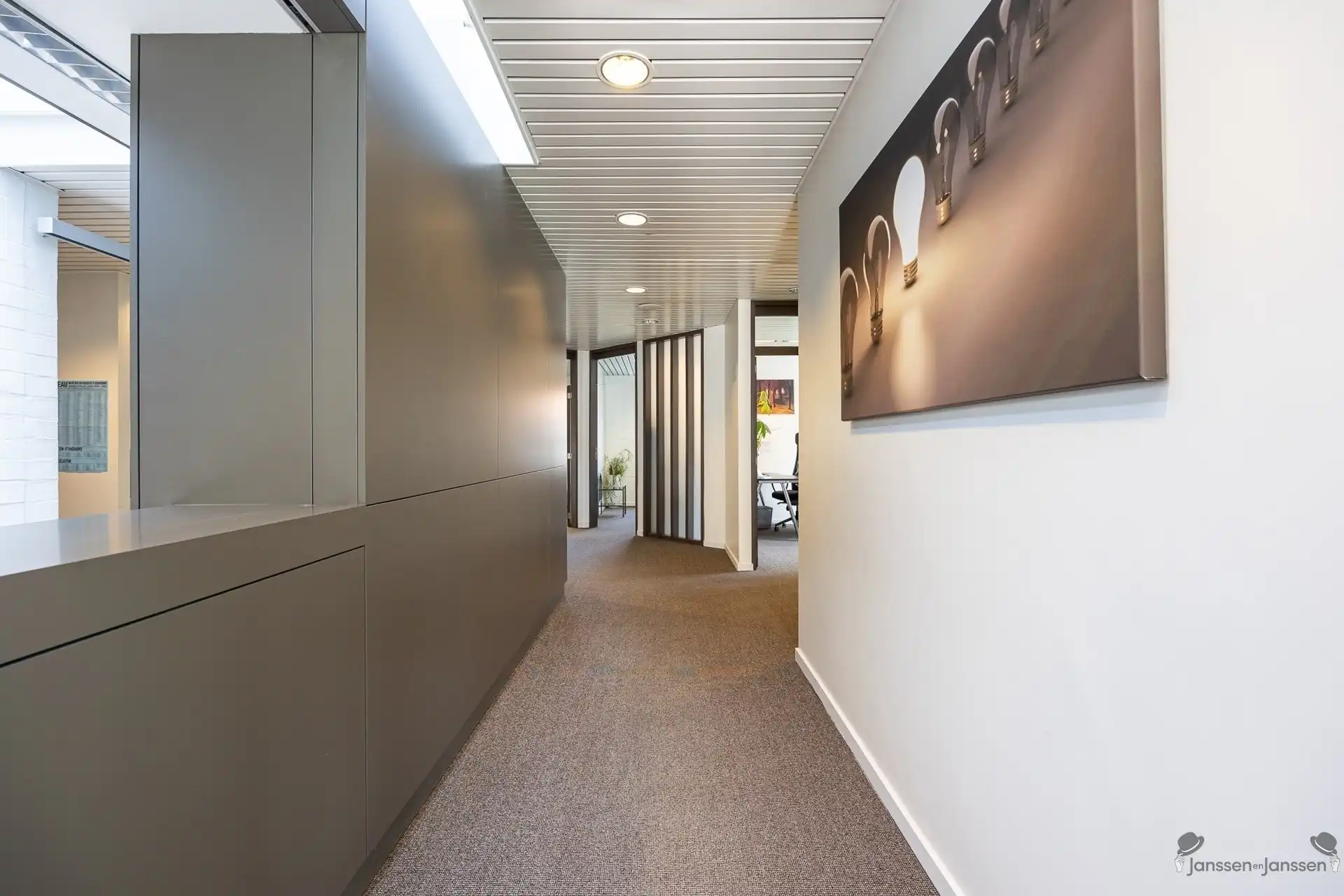 Centraal gelegen handelspand met ruime parking foto 5