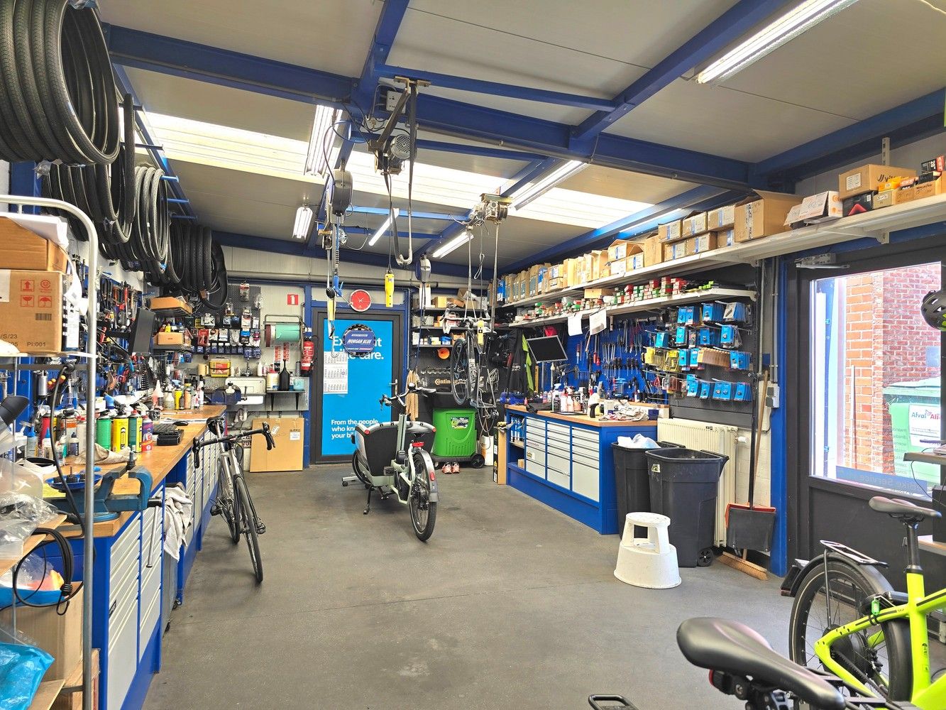 TE KOOP: WINKEL / TOONZAAL 386 m² met ruime woonst ( momenteel "FIETSEN GAETHOFS" ) – ideale investering op toplocatie! foto 9