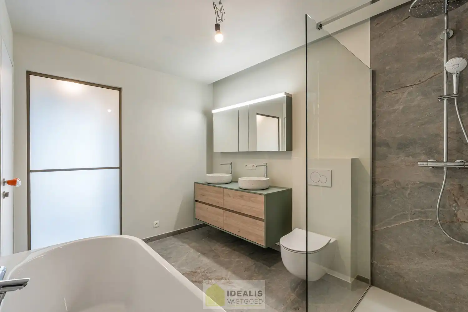 Schitterend volledig vernieuwde woning met 3 ruime slaapkamers foto 32