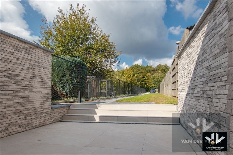 Volledig gerenoveerde, instapklare en energiezuinige rijwoning met 4 slaapkamers, 2 badkamers, zonnig terras, omheinde tuin en privéparking net buiten de Grote Ring van Hasselt. foto 5