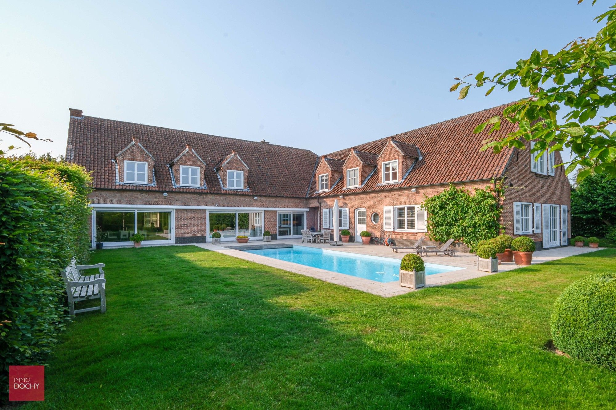 Ruime villa met zwembad en praktijkmogelijkheden foto {{pictureIndex}}