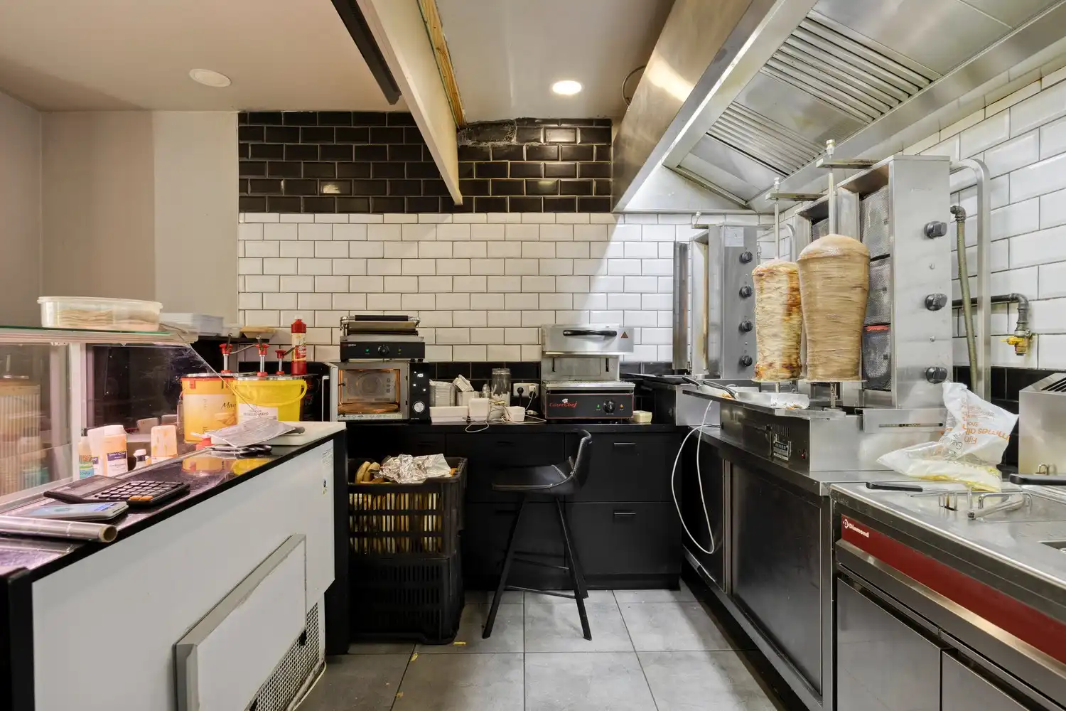 Appartementsgebouw met 1 commerciële ruimte, 2 twee slaapkamer appartementen en 1 studio op wandelafstand van Sint-Pietersstation foto 3