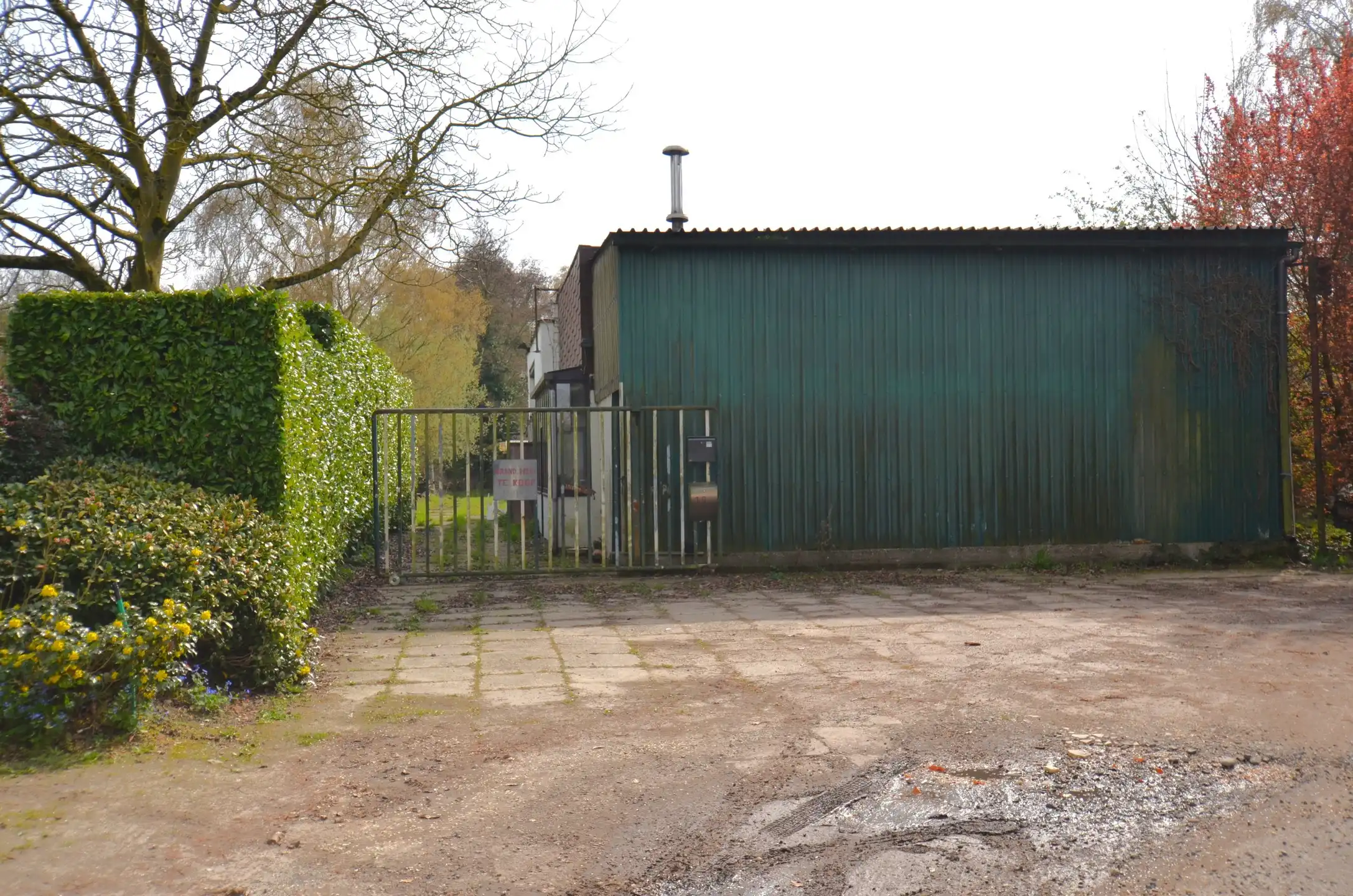 Magazijn met bijhorende weiland foto 3
