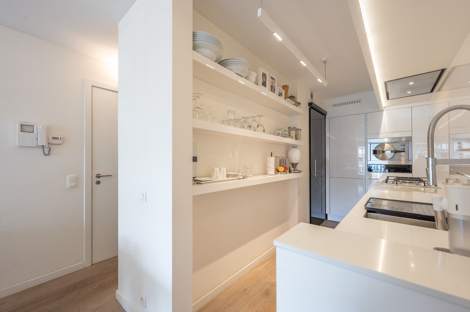 Lichtrijk 2-slaapkamer appartement met open zicht over het Abraham Hansplein. foto 9