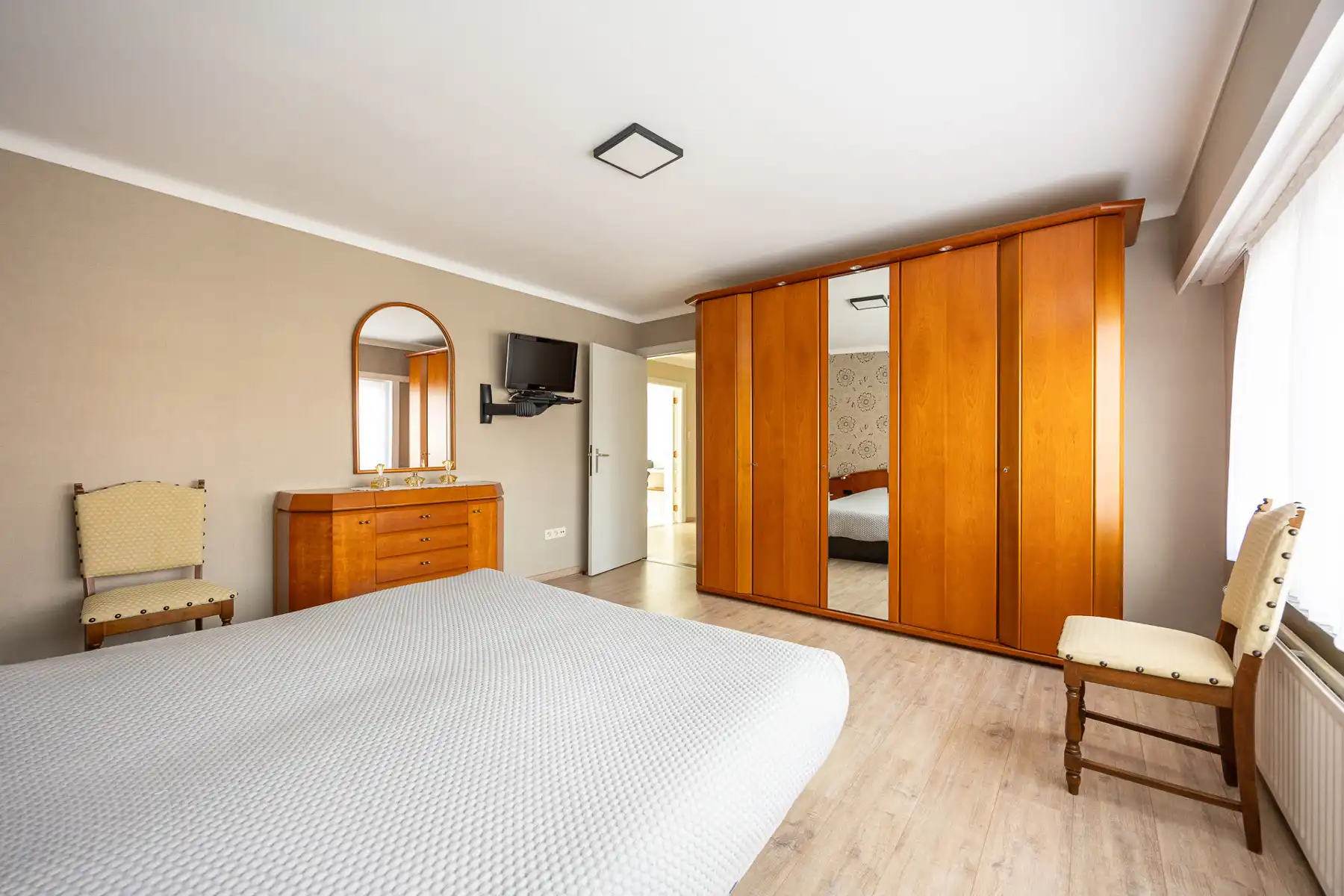 Ruime gezinswoning met 5 slaapkamers op een perceel van 638m². foto 12