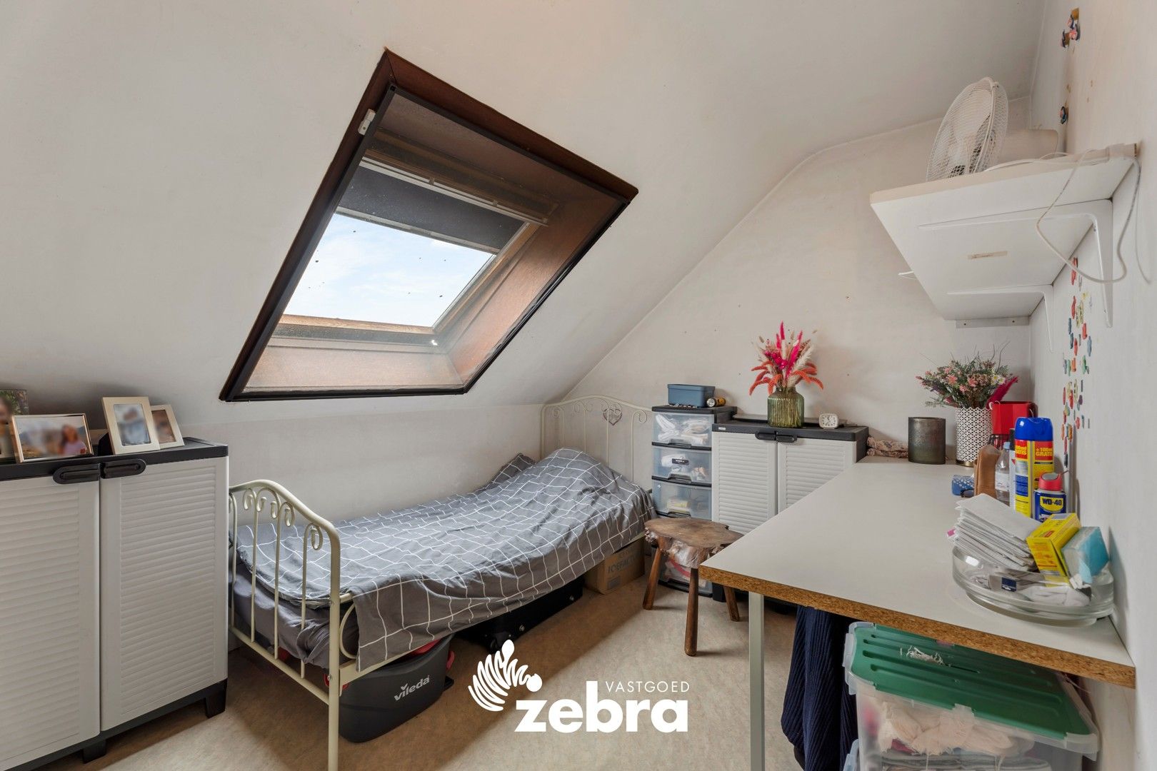 Licht op te frissen woning met drie slaapkamers, garage en uitweg te Rumbeke! foto 11