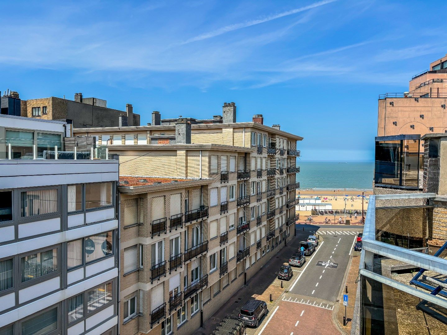 Aangenaam dakappartement met uitzonderlijke zonneterrassen en zijdelings zeezicht, gelegen op 50 meter van de Zeedijk. foto 3