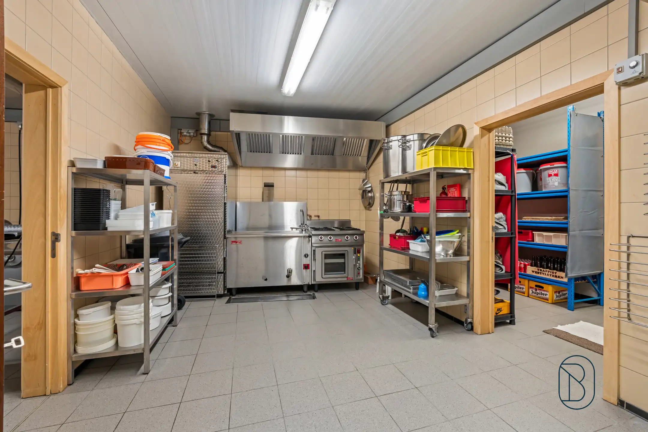Topgelegen handelspand met woonst foto 9