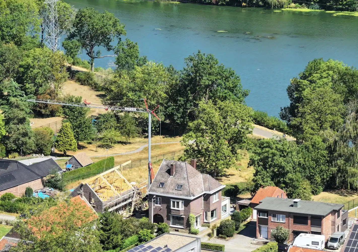 Ruime gezinswoning op een topligging met adembenemend zicht op het kanaal foto 2