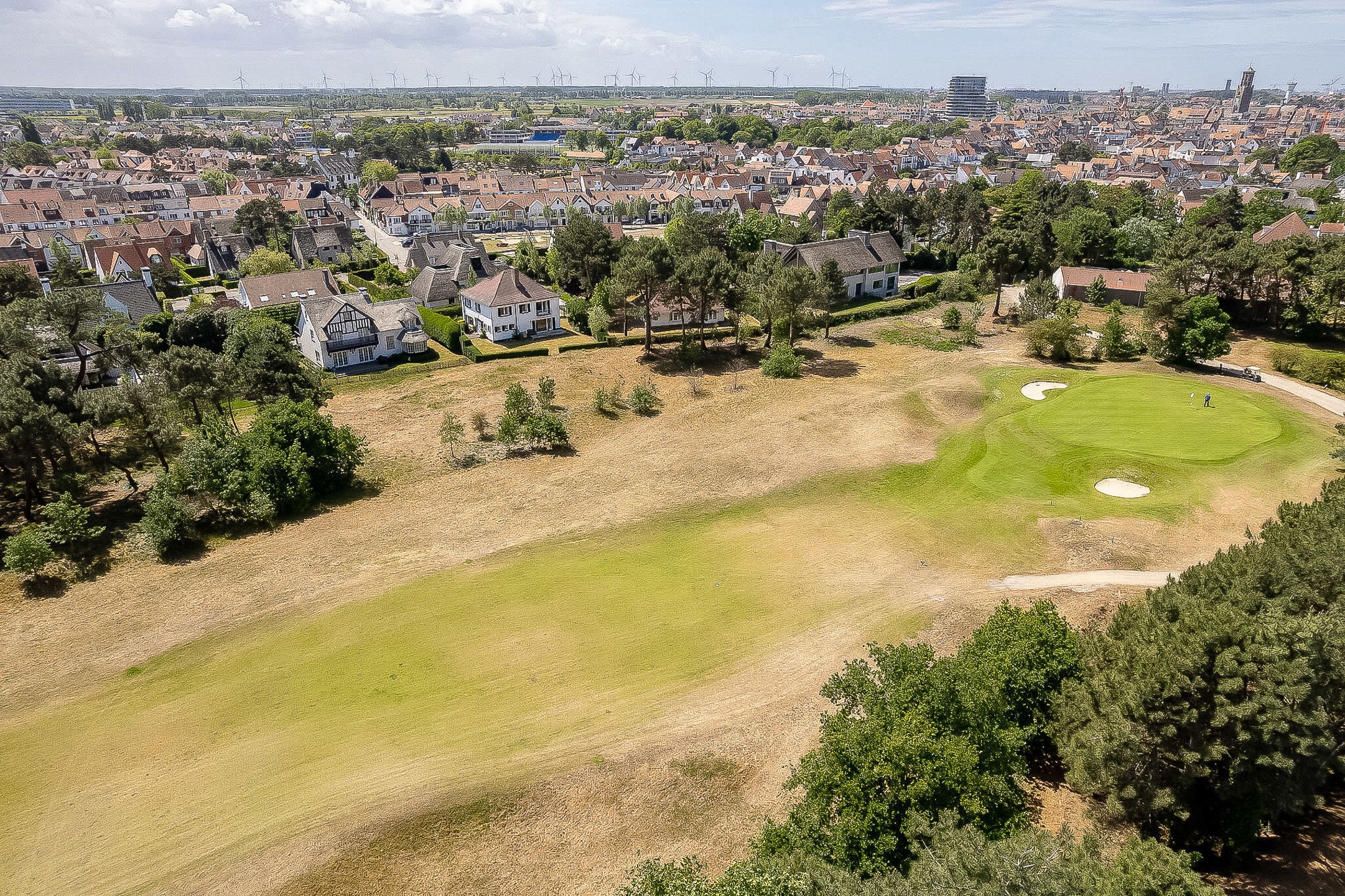 Hoofdfoto van de publicatie: VILLA met panoramisch zicht op de ROYAL ZOUTE GOLF CLUB