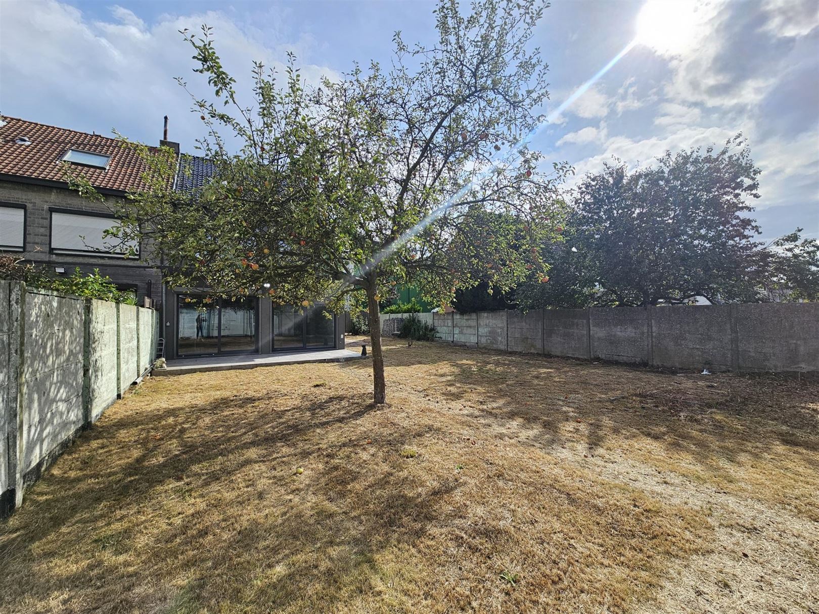 Modern ingerichte woning met optioneel aangrenzende bouwgrond. foto 15