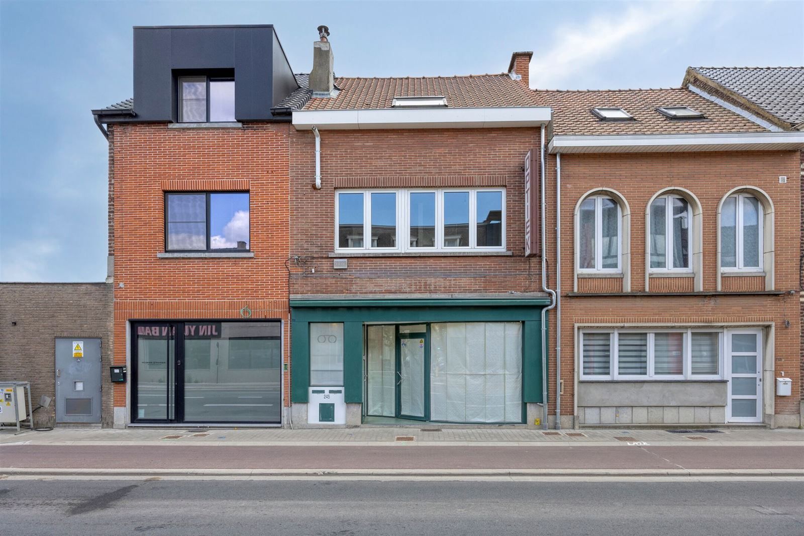 Opbrengsteigendom met handelsruimte en 3-kamer duplex appartement foto 2