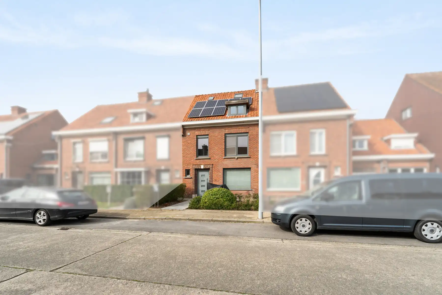 Gerenoveerde woning met 4 slaapkamers en 2 badkamers foto 2