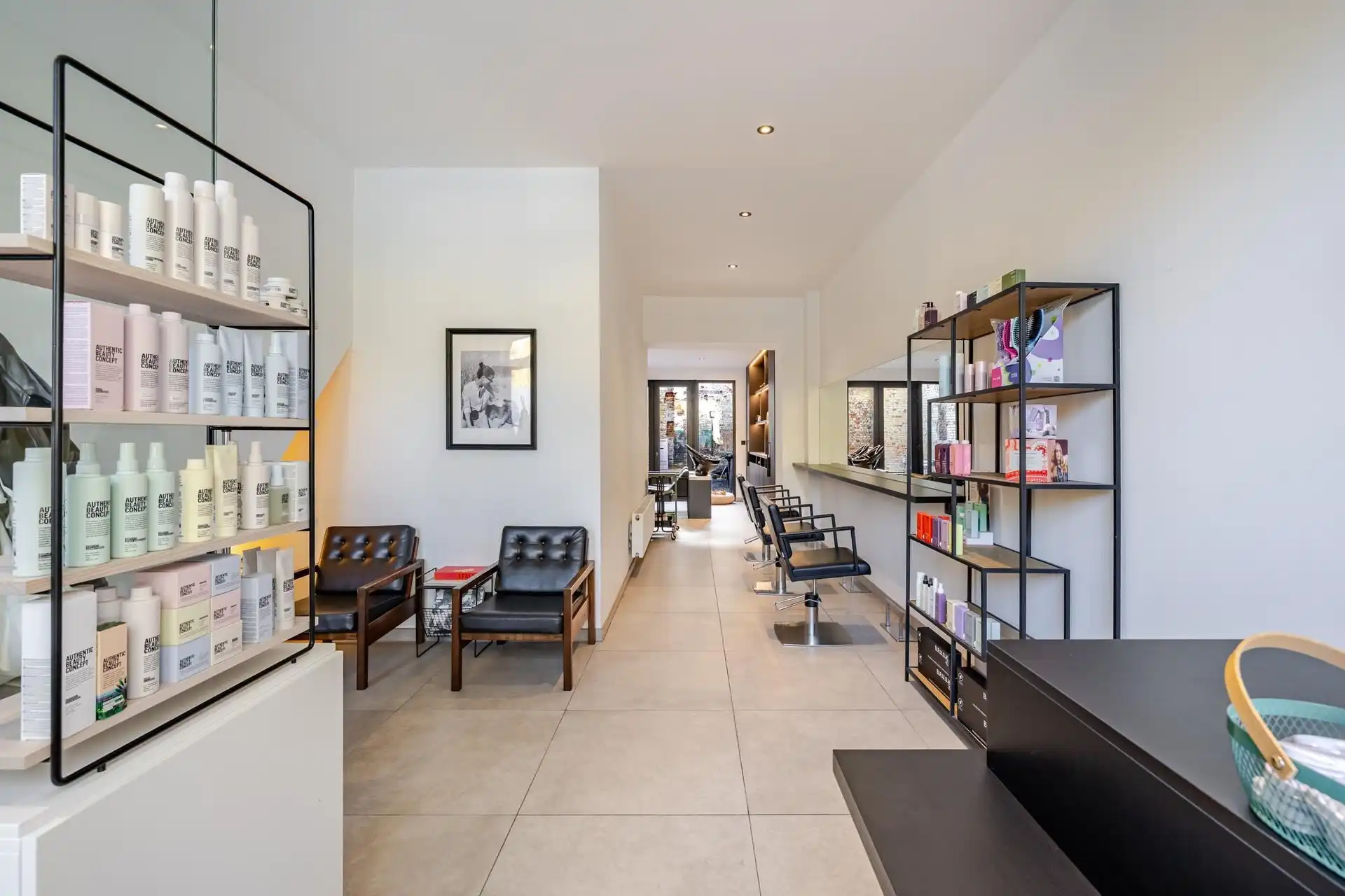 Stijlvol handelspand met kwalitatieve afwerking en charmant appartement met terras foto {{pictureIndex}}