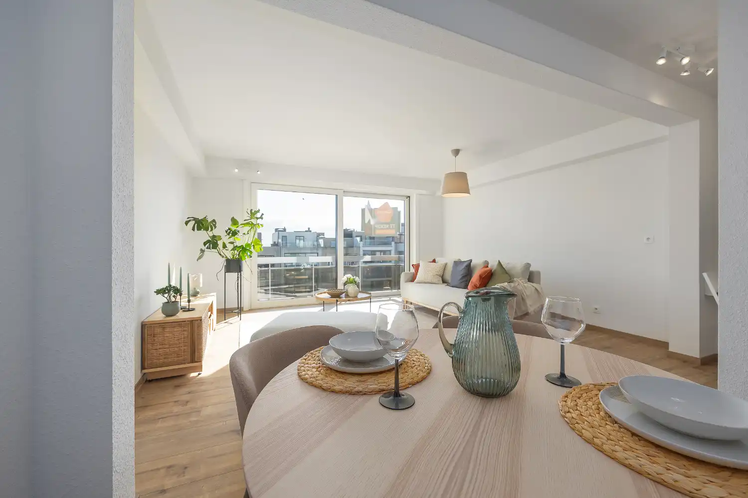 Lichtrijke studio met zuidgericht terras op de zeedijk van Middelkerke te koop foto 14