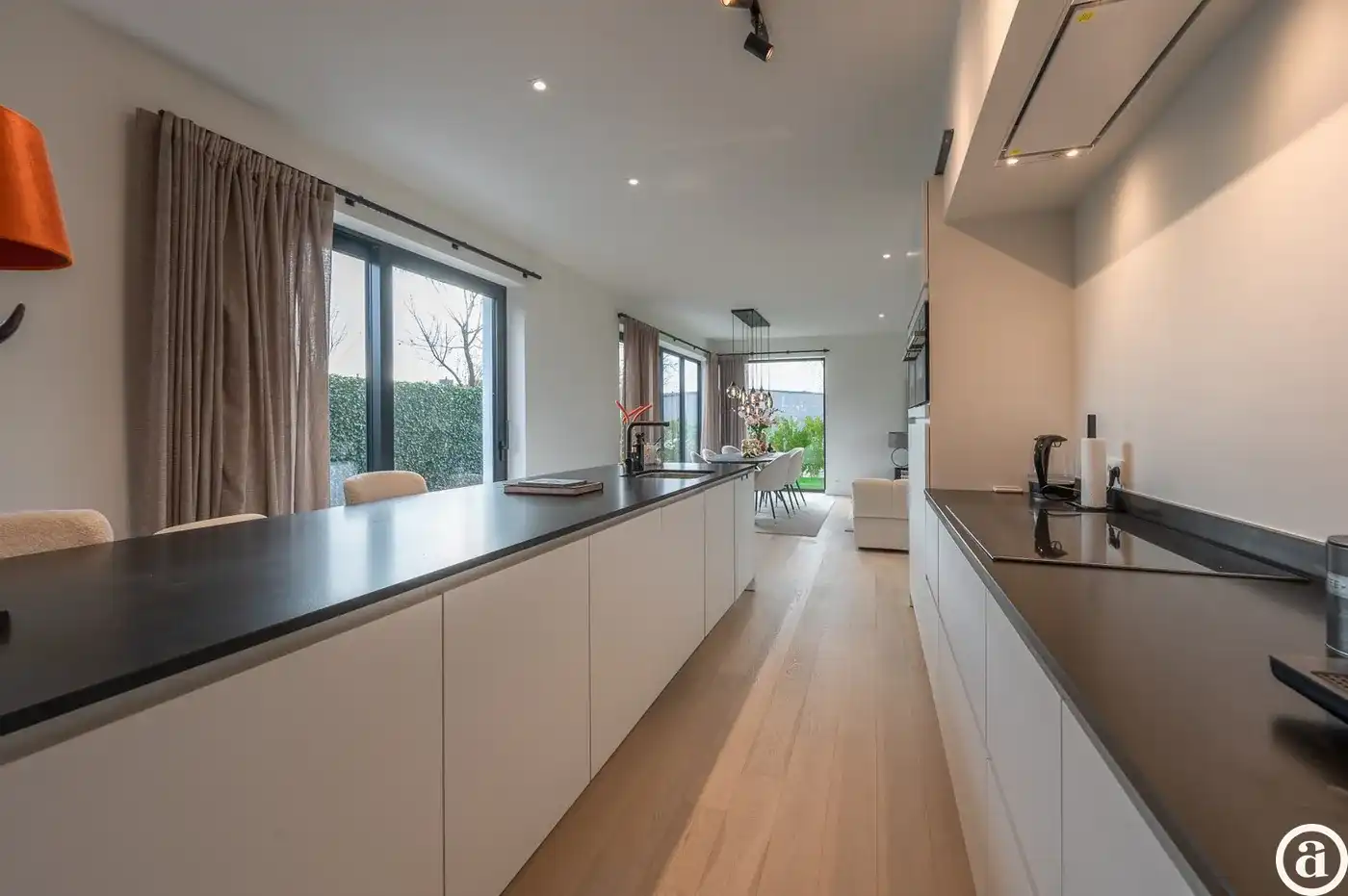 Alleenstaande moderne villa gelegen in een rustige residentiële omgeving te Knokke.  foto 7