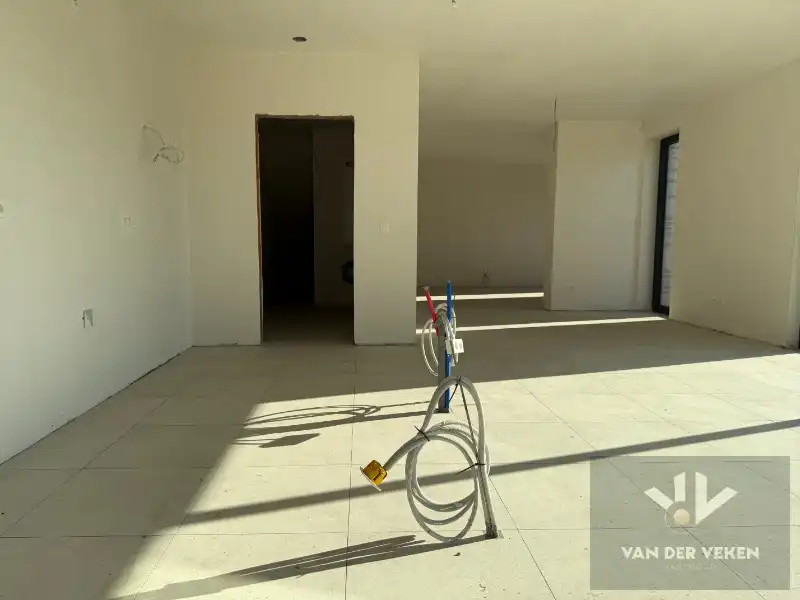 Ruime en volledig afgewerkte half open BEN-woning met 3 slaapkamers te bewonderen in het gezellige Kermt foto 3