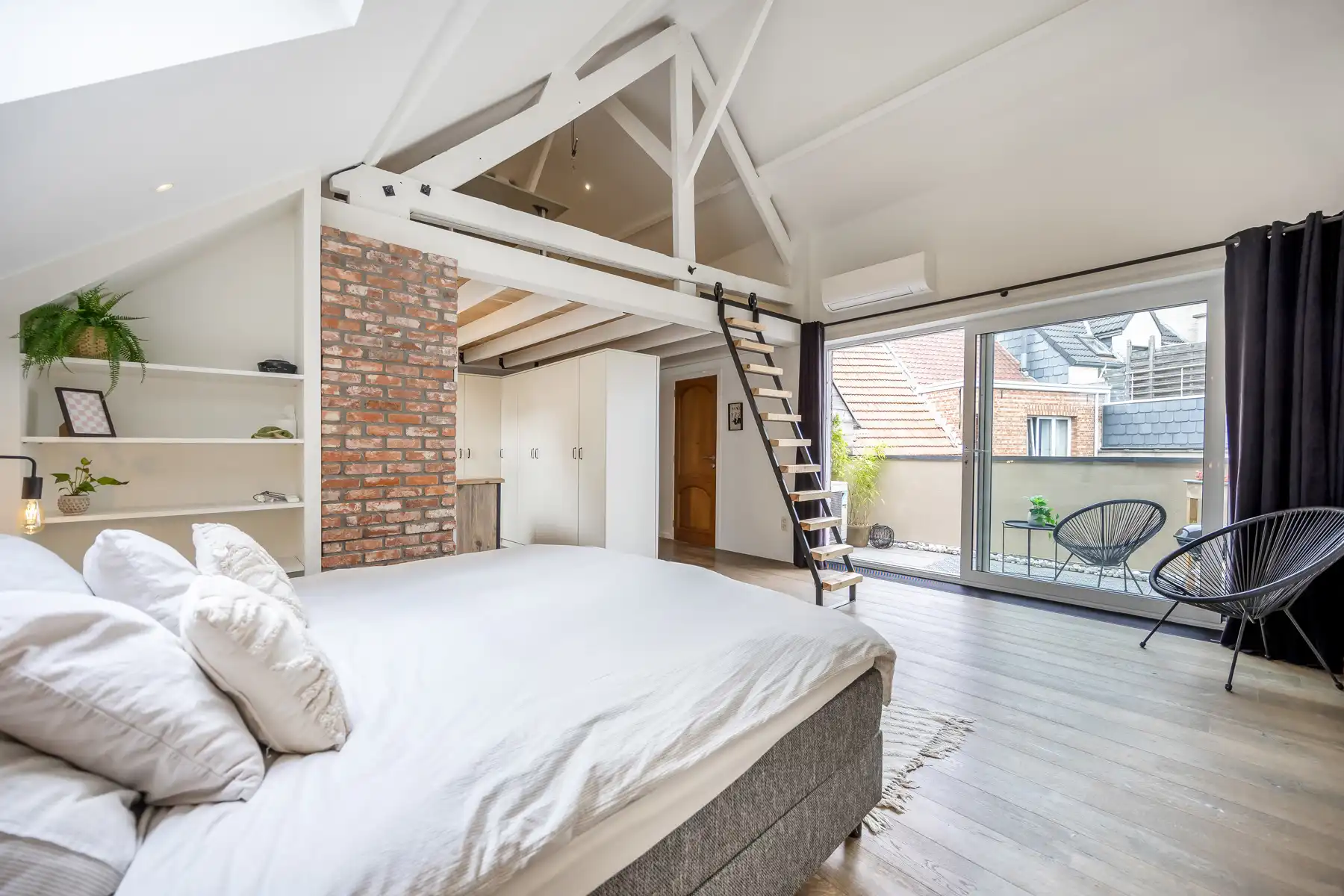 Uniek duplexappartement met terras, garage en ruim magazijn  foto 13