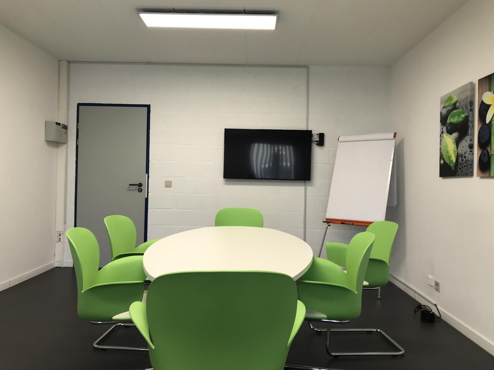 30m² opslag + 25m² kantoor foto 2
