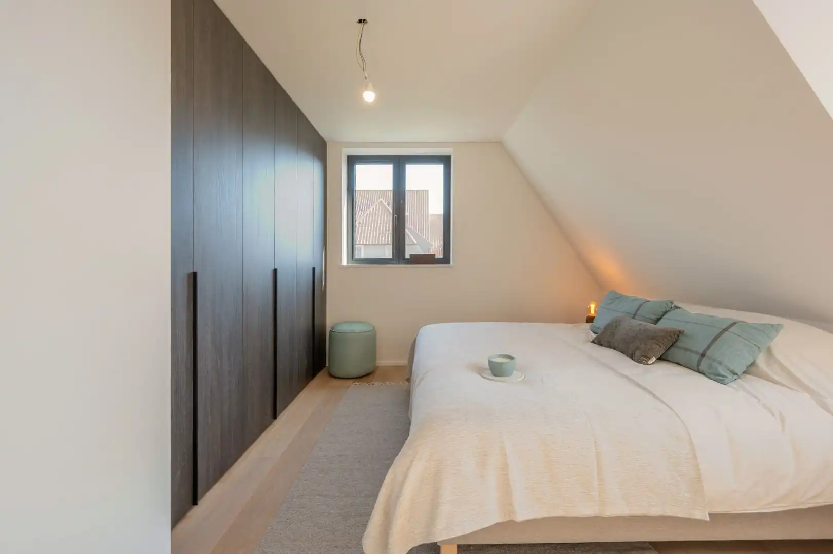 Lichtrijke nieuwbouwvilla met aangename volumes en zonnige tuin foto 18