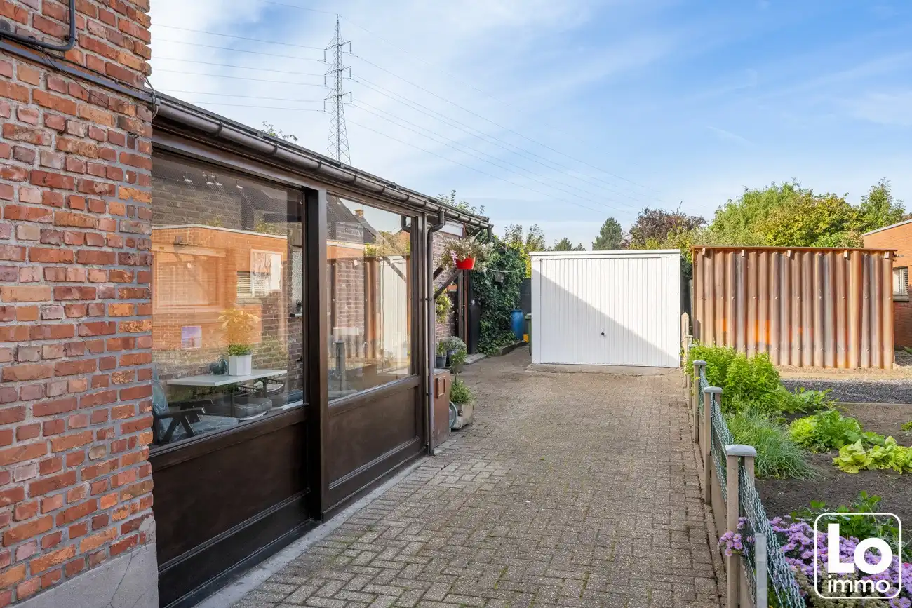 Te renoveren halfopen starterswoning met garagebox op makkelijk bereikbare locatie nabij het centrum van Desteldonk! foto 2