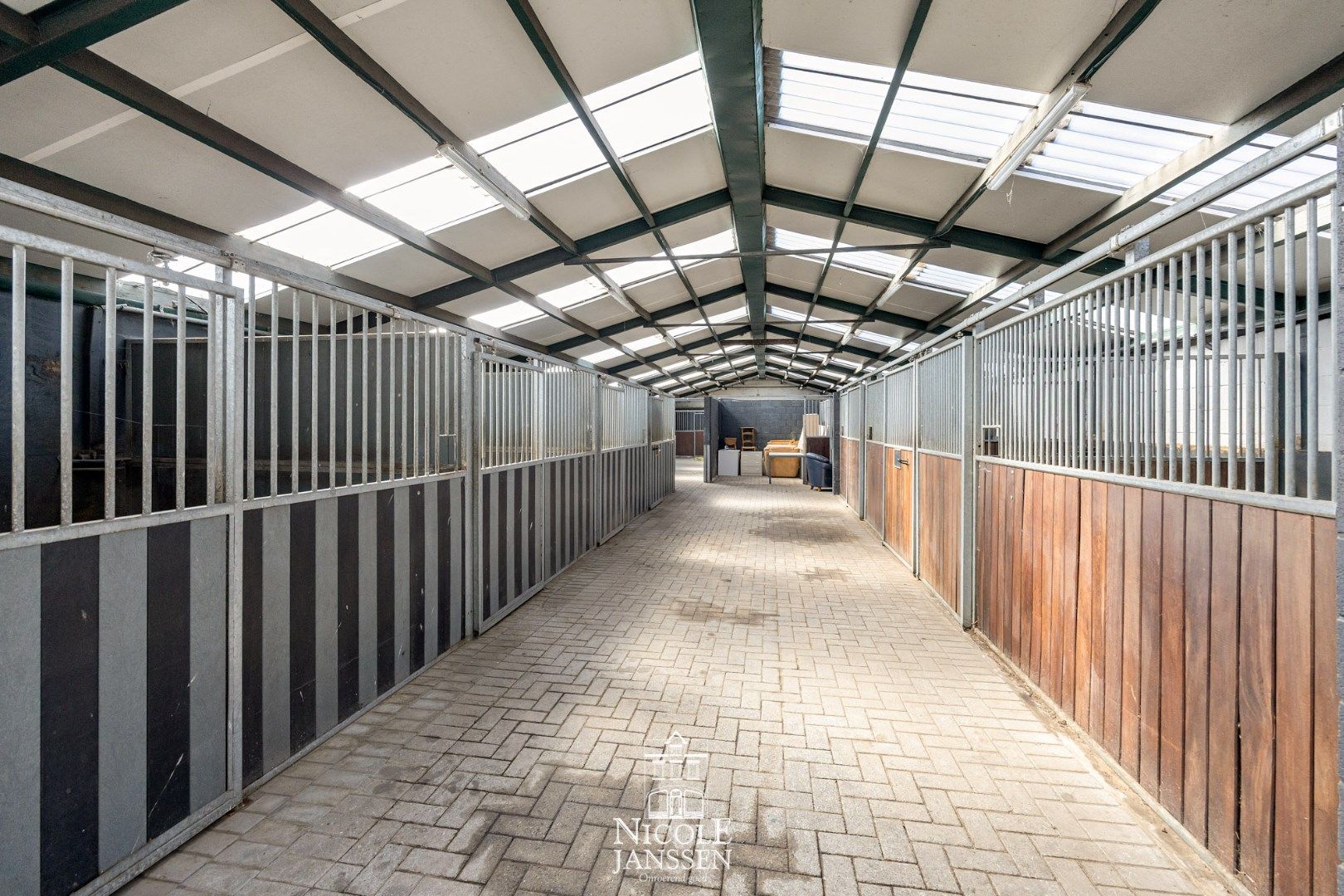 Vrijstaande gezinswoning op een royaal perceel met eigen weiland en paardenstallen foto 29