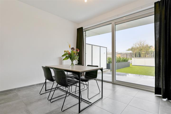 Gelijkvloers appartement met terras en tuintje foto 12
