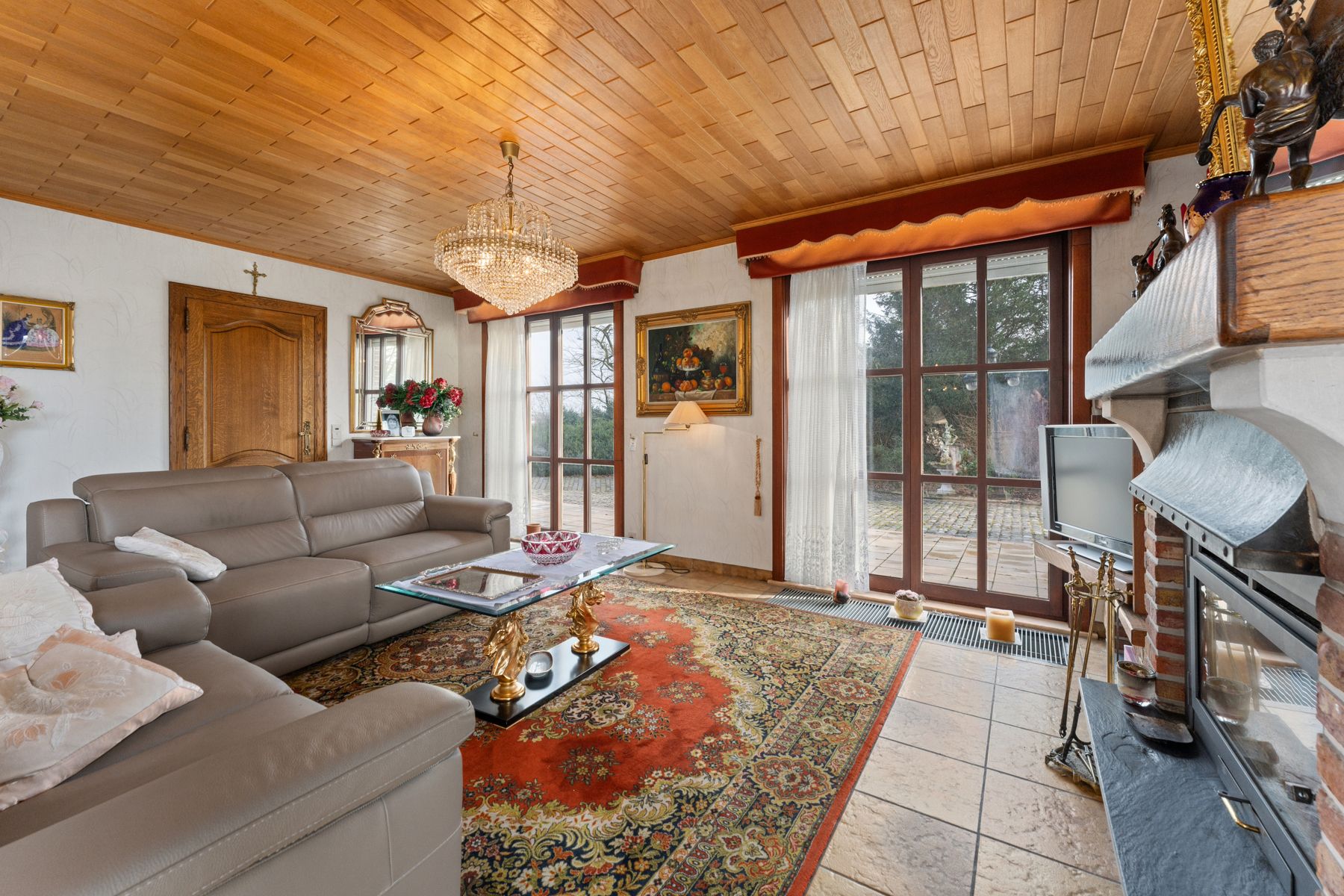 Idyllisch gelegen villa op 3598 m² met garage voor 6 wagens foto 8