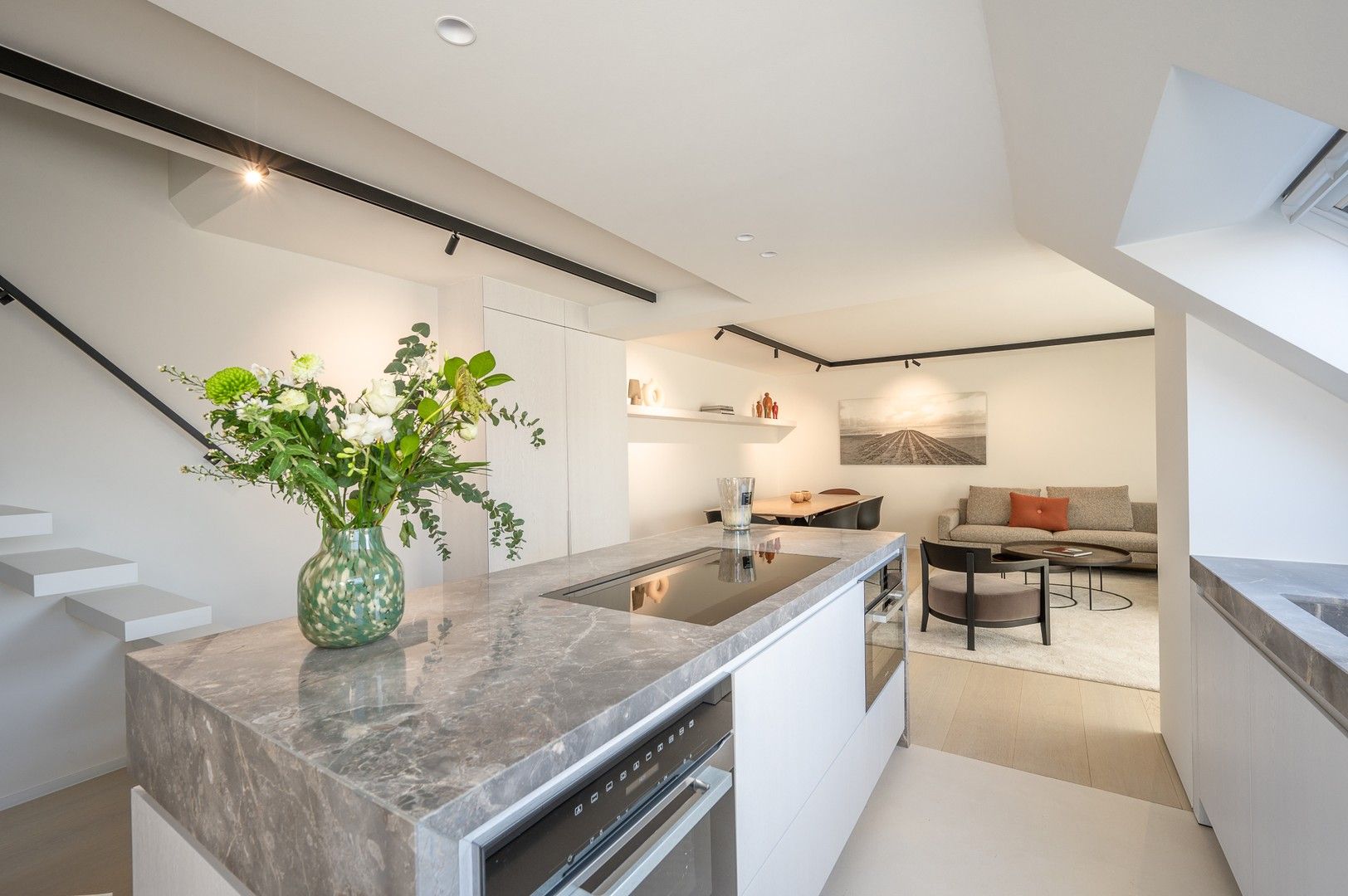 Zonnig gerenoveerd appartement met zuidwest gericht terras en open zicht op wandelafstand van het strand in hartje Zoute. foto 12