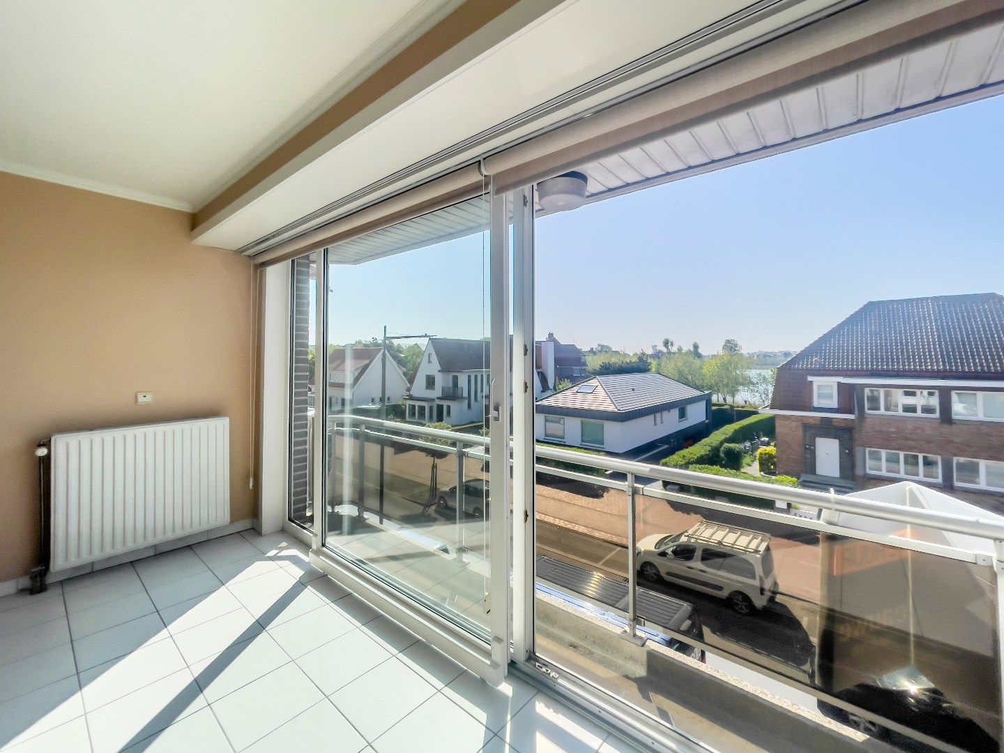 Zonnig, ongemeubeld 2 slpk appartement met prachtig zicht op het Zegemeer. Garage mogelijk. foto {{pictureIndex}}