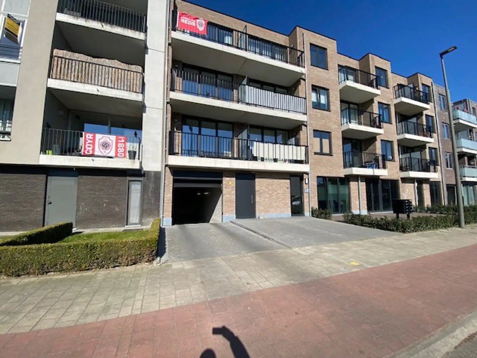 Binnenstaanplaats te huur in recent appartementsgebouw foto 2