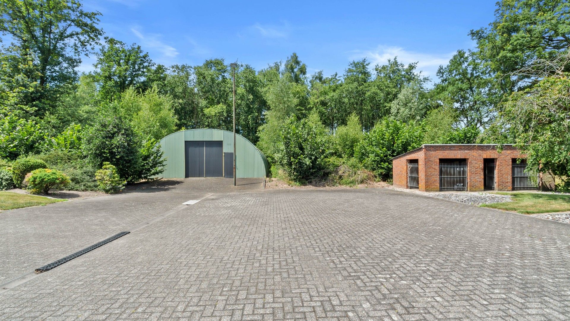 Open bebouwing met 3 hangars op 1h 81ca op een rustige en unieke ligging foto 11