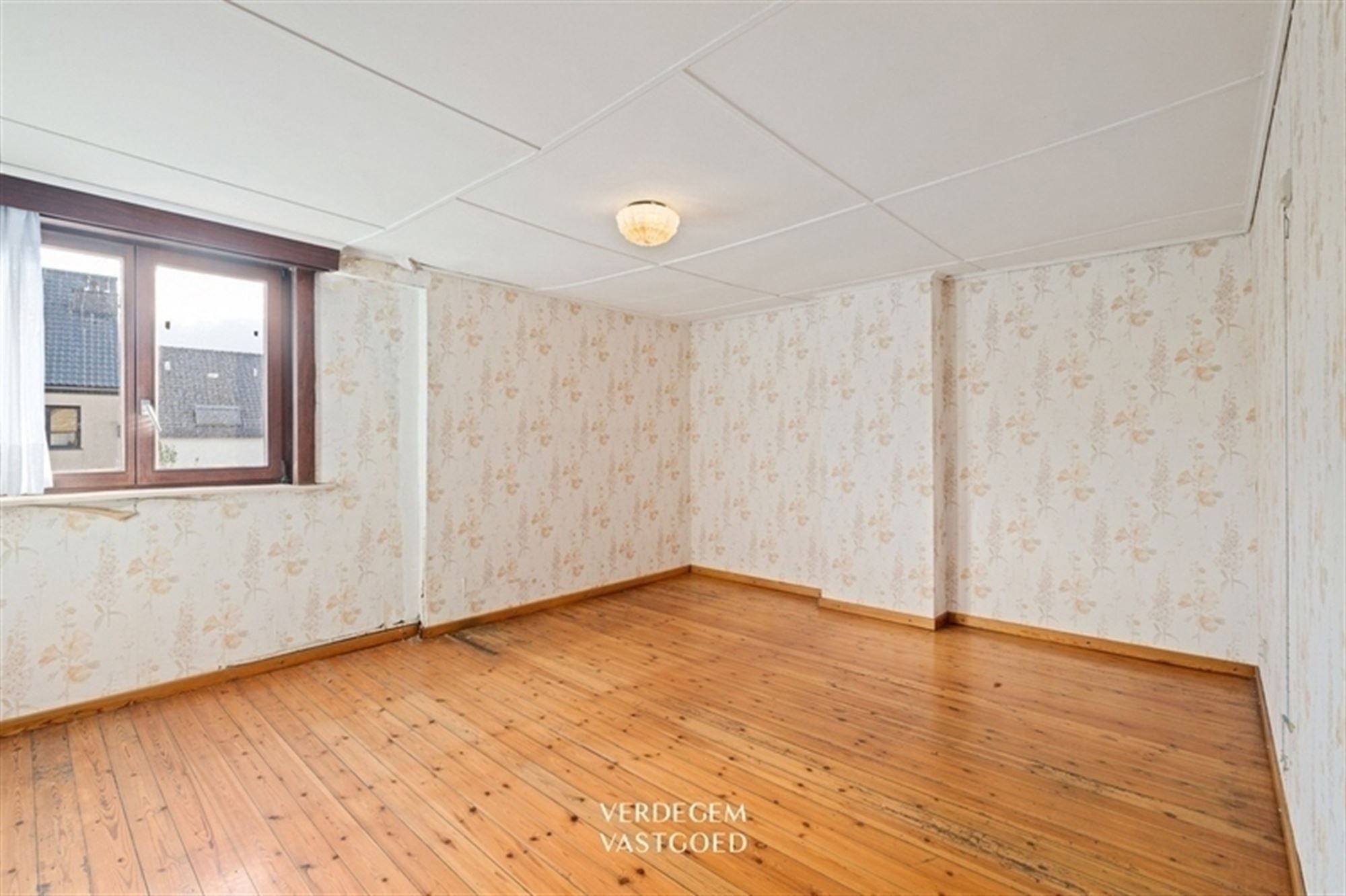 Halfopen woning met 2 slaapkamers, tuin en oprit naar achterliggende garage foto 11