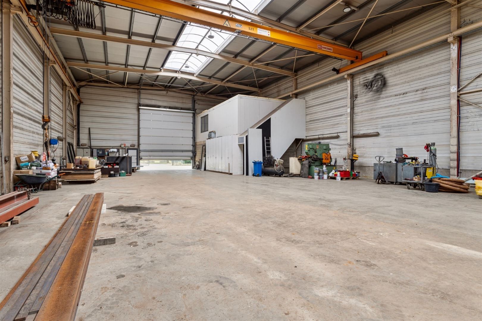 TE HUUR: modern industriegebouw (+/- 949m²) op een ruim perceel! foto 10